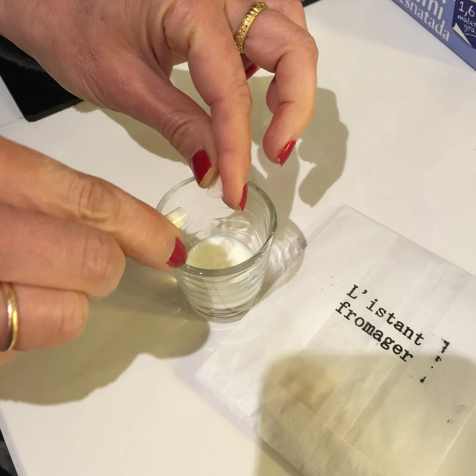 Punta de cuchillo de fermento disolviéndose en leche tibia