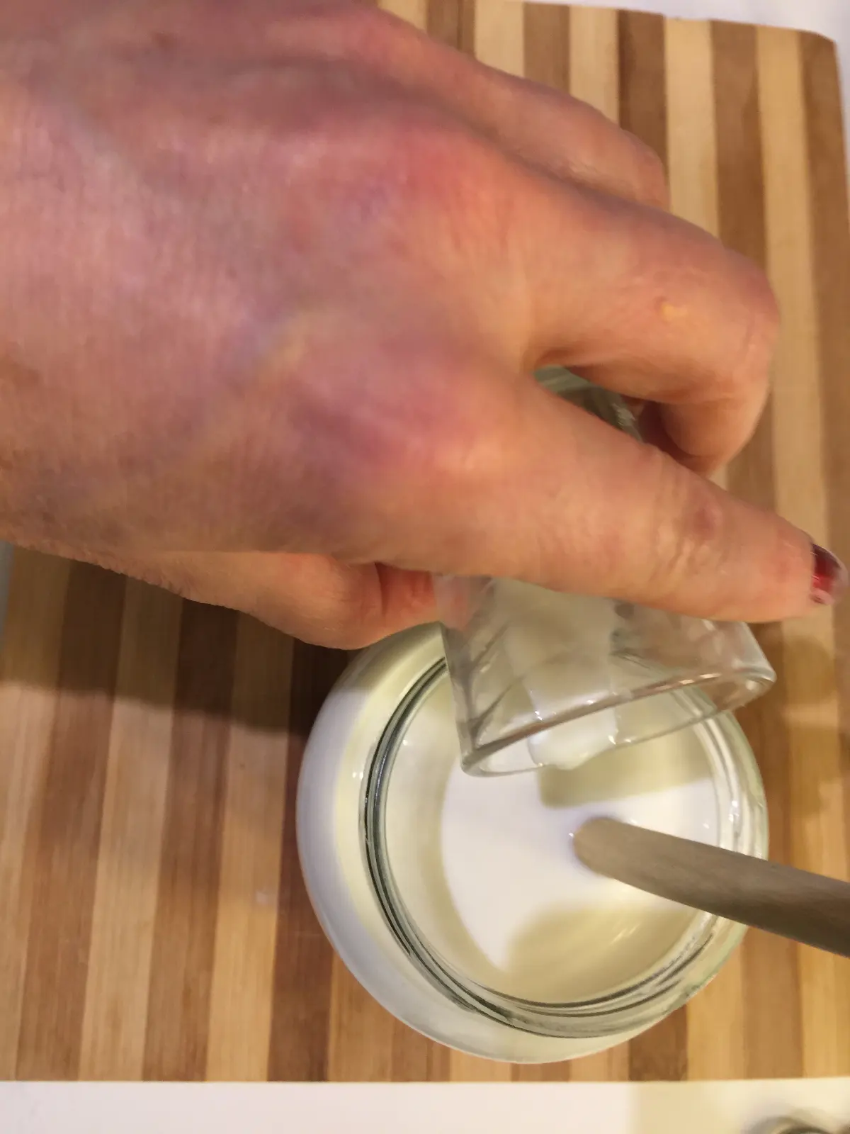 Incorporando la disolución de fermento al resto de la leche