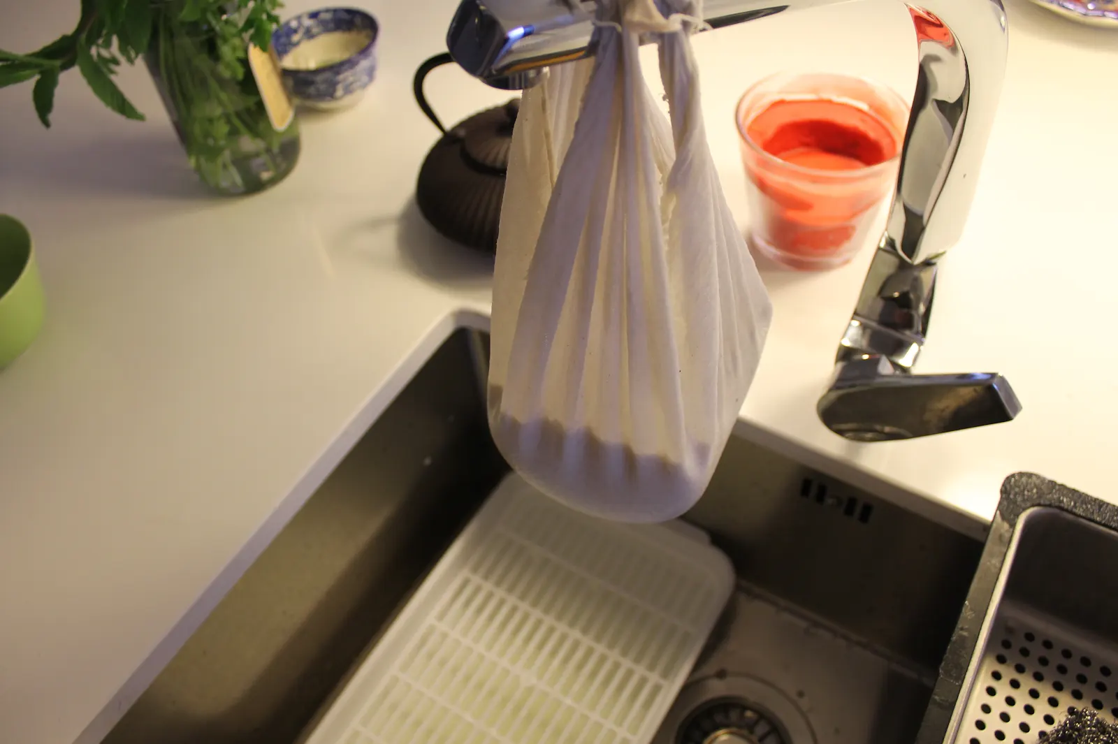 Filtrado del queso láctico o yogur en tela de quesería