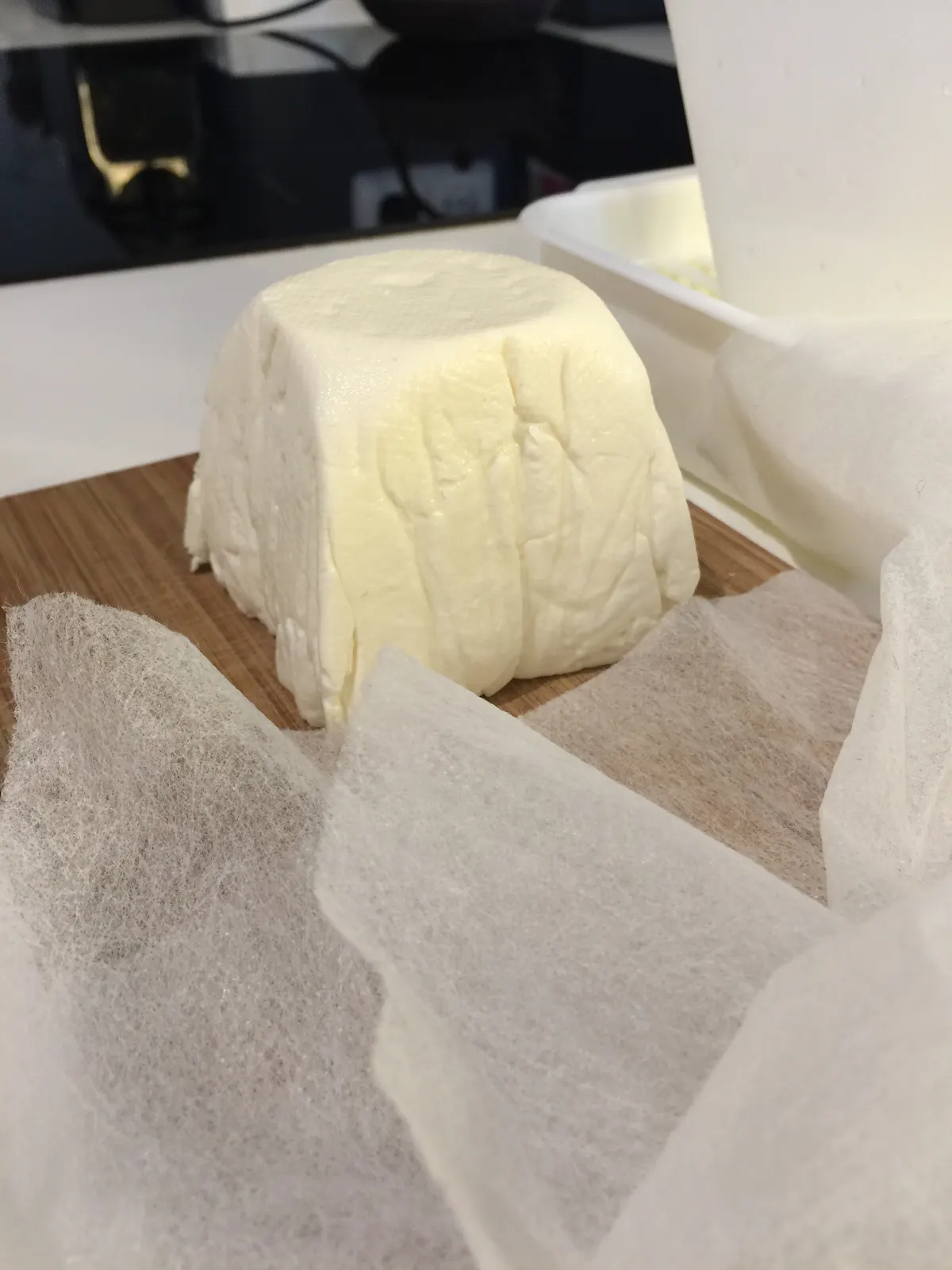 Queso fresco desmoldado con dibujo de rejilla