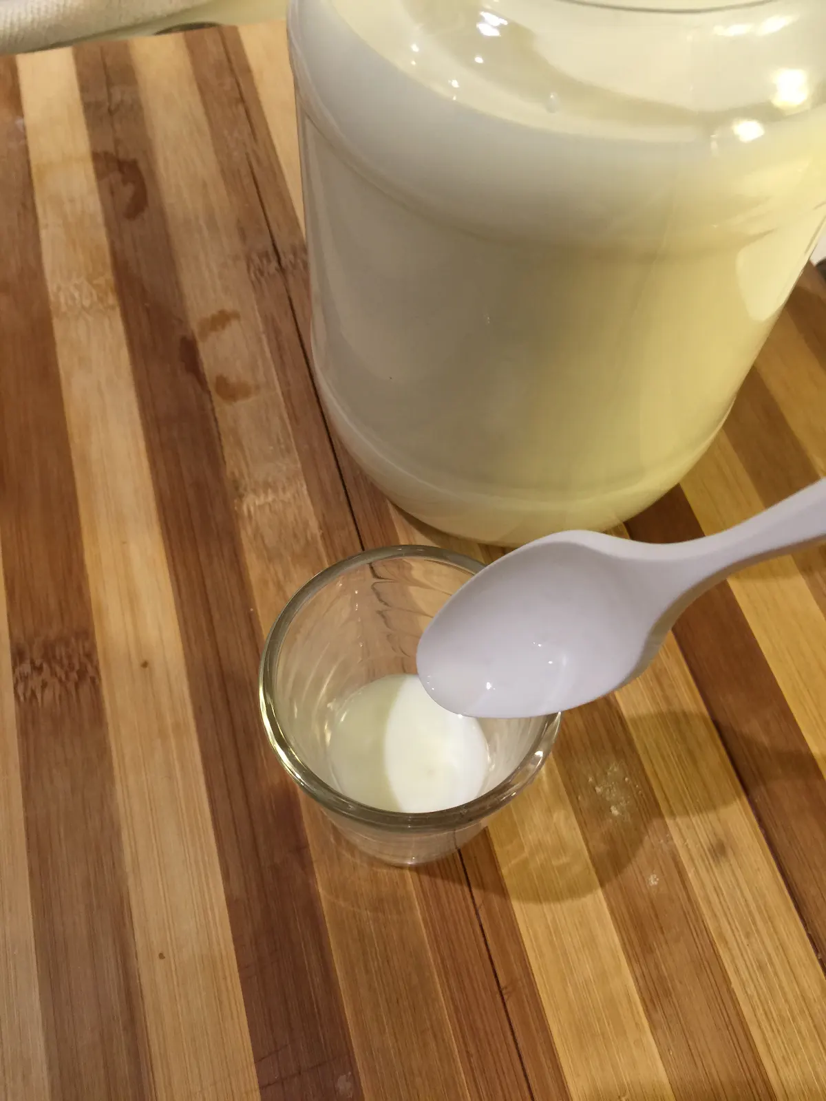 Calentando la leche y separando una cucharada templada